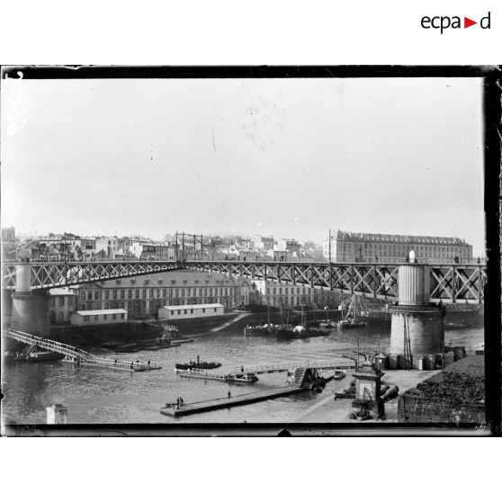 La passerelle mobile et le pont national (pont tournant). [légende d'origine]