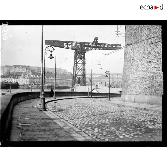 Caserne de Brest, la grande grue. [légende d'origine]