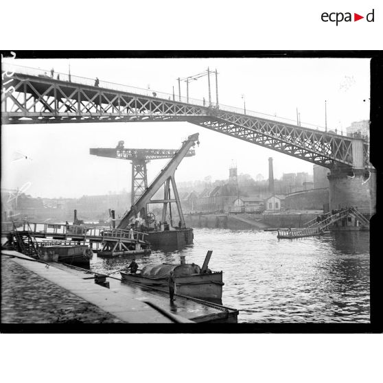 Passage d'un ponton grue sous le pont National. [légende d'origine]