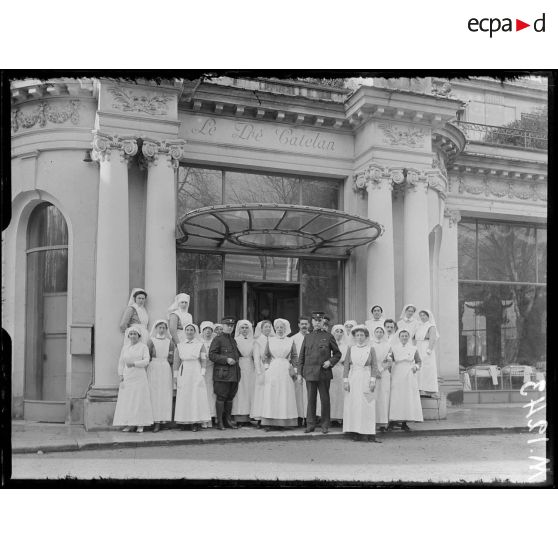 Paris. Hôpital hollandais du Pré Catelan. Le personnel. [légende d'origine]