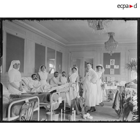 Paris. Hôpital hollandais du Pré Catelan. Une salle pendant le pansement. [légende d'origine]