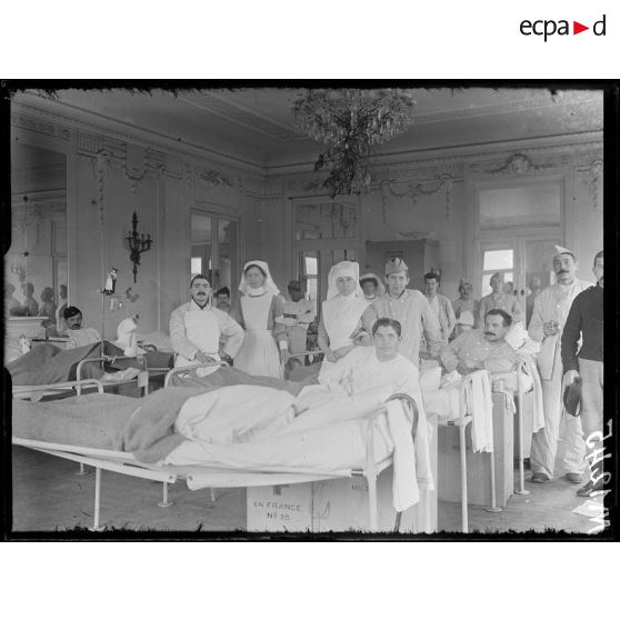 Paris. Hôpital hollandais du Pré Catelan. Une salle du premier étage. [légende d'origine]