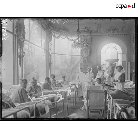 Paris. Hôpital hollandais du Pré Catelan. Une salle du rez-de-chaussée. [légende d'origine]