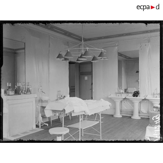 Paris. Hôpital hollandais du Pré Catelan. Une salle d'opération. [légende d'origine]