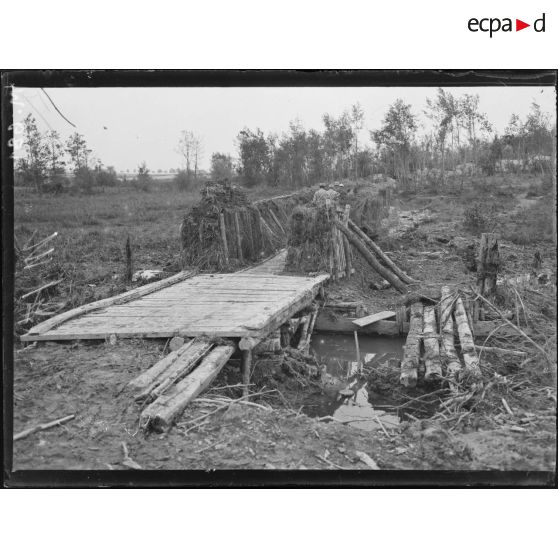 Un pont dressé sur la rivière à proximité de la ferme des Wacques. [légende d'origine]