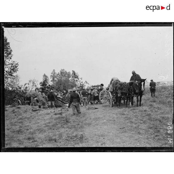 Un canon de 155mm modèle Rimailho est réapprovisionné par un caisson d'artillerie. [légende d'origine]