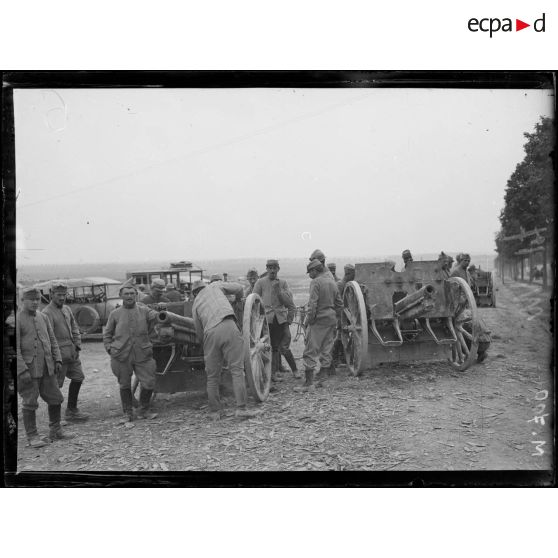 Canons allemands exposés au nord de Souain. [légende d'origine]