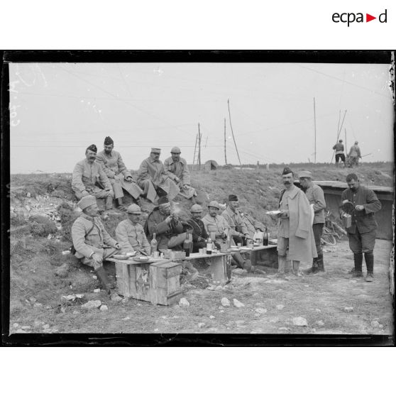 Le général Blondlat commandant du 2e CAC (Corps d'Armée Colonial) déjeune au nord de Souain. [légende d'origine]