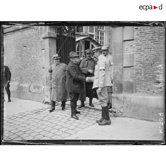 Monsieur Clemenceau serre la main aux officiers d'état-major du général d'armée de Castelnau de Curières devant le quartier général du GAC (Groupe d'Armées Centre) de Châlons-en-Champagne. [légende d'origine]