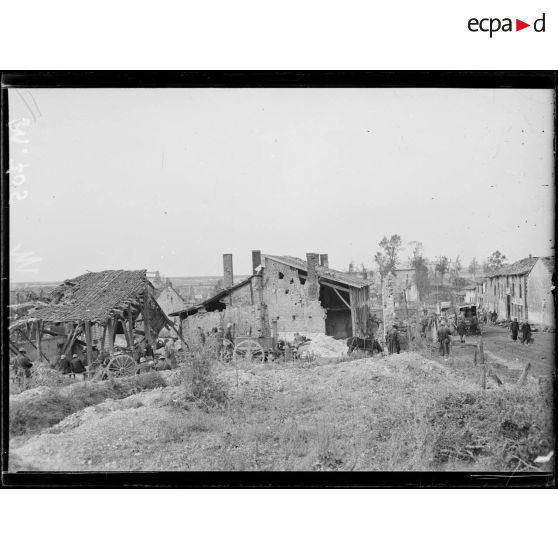 Le village de Souain entièrement ravagé par les combats de septembre 1915 et transformé en cantonnement. [légende d'origine]