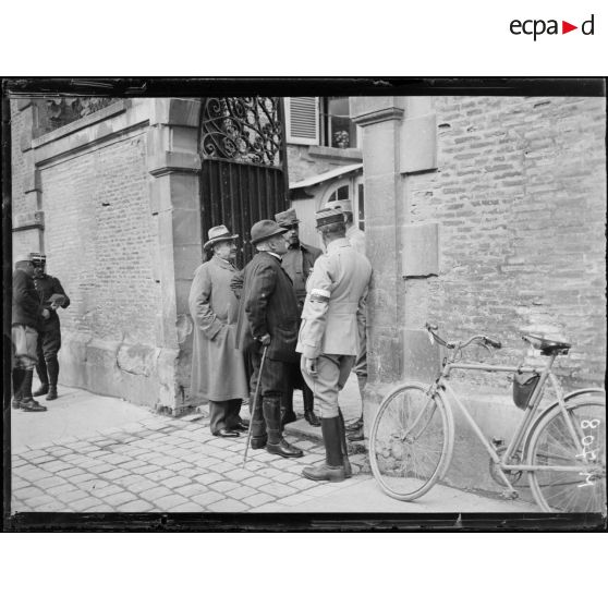 Monsieur Clemenceau s'entretient avec les officiers d'état-major du général de Castelnau de Curières, devant le quartier général du Groupe des Armées du Centre (GAC) de Châlons-en-Champagne. [légende d'origine]