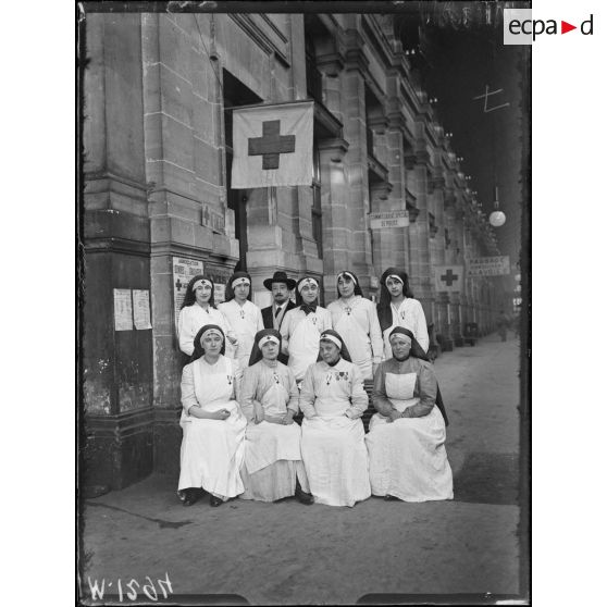 Les dames de la Croix Verte à la gare de Montparnasse. [légende d'origine]