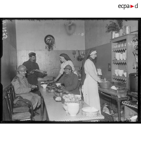 La cantine du foyer de la Croix Verte, installé dans la gare Montparnasse à Paris. [légende d'origine]