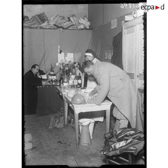 Le cabinet de toilette du foyer organisé par la Croix-Verte à la gare Montparnasse. [légende d'origine]