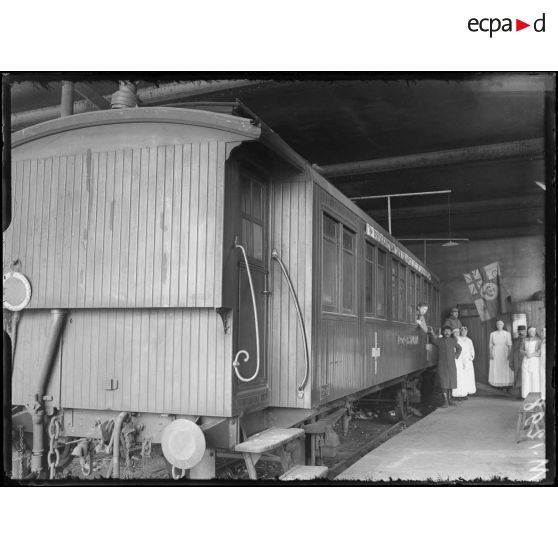 Le wagon salle de lecture de la Croix-Verte stationné dans la gare Montparnasse. [légende d'origine]