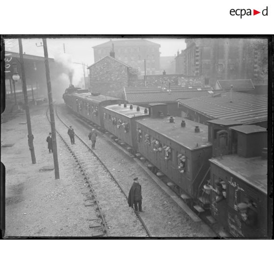 Départ de la classe 1917 en gare d'Austerlitz. [légende d'origine]