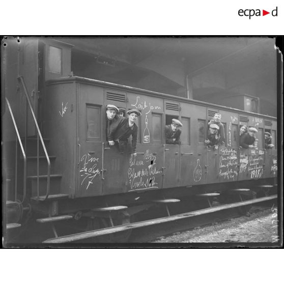 Gare d'Austerlitz, Paris. Départ de la classe 1917. [légende d'origine]