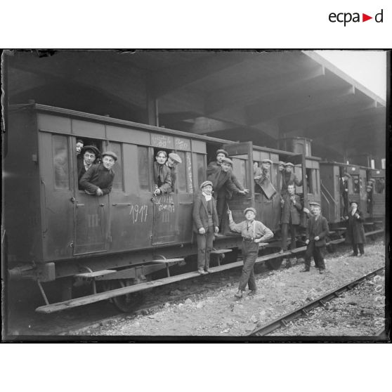 Départ de la classe 1917 en gare d'Austerlitz. [légende d'origine]