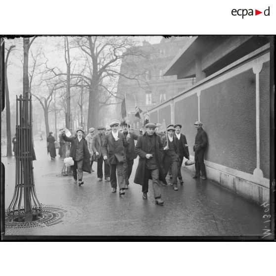 Arrivée des conscrits de la Classe 1917 à la gare d'Austerlitz à Paris. [légende d'origine]