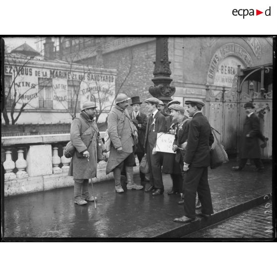 Des conscrits de la classe 1917 discutent avec des permissionnaires près de la gare de Lyon. [légende d'origine]