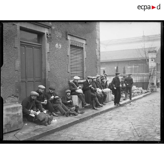 Les conscrits de la classe 1917 attendent leur de leur train près de la gare de Lyon. [légende d'origine]