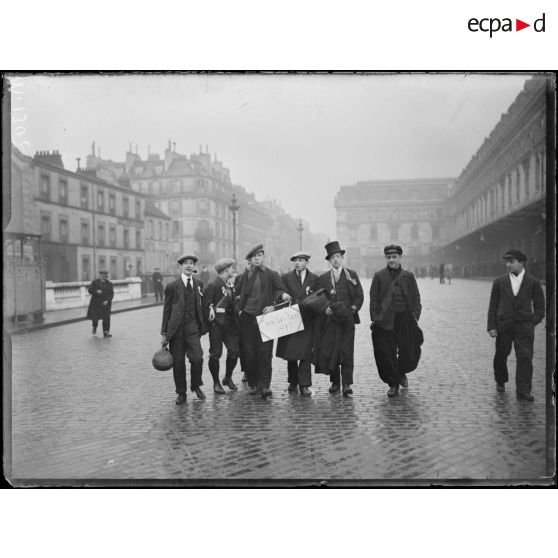 Départ de la classe 1917 à la gare de Lyon. [légende d'origine]