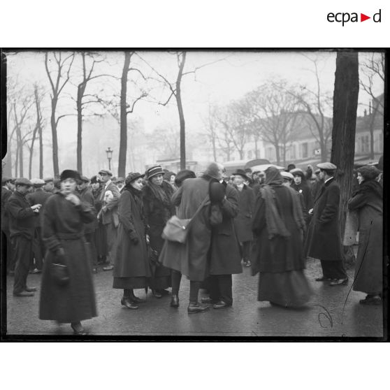 L'adieu des parents à leurs enfants conscrits de la classe 1917. [légende d'origine]