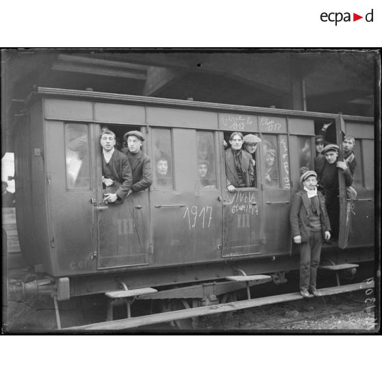 Le départ de la classe 1917 en gare de Lyon. [légende d'origine]