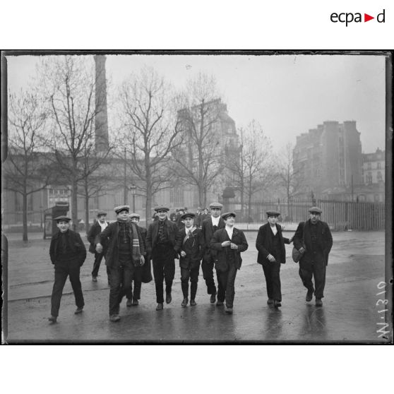 Le départ des conscrits de la classe 1917 à la gare de Lyon. [légende d'origine]