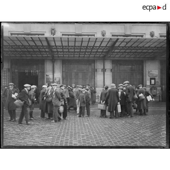 Les consrits de la classe 1917 attendent l'heure de leur départ devant la gare de Lyon. [légende d'origine]