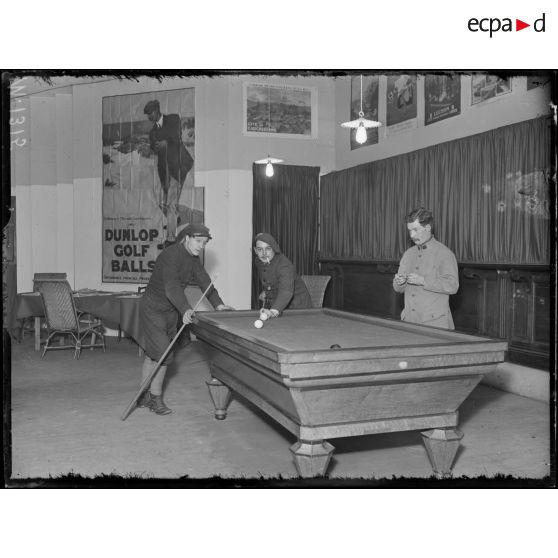 Salle de billard dans le foyer de la rue Le Peletier à Paris. [légende d'origine]