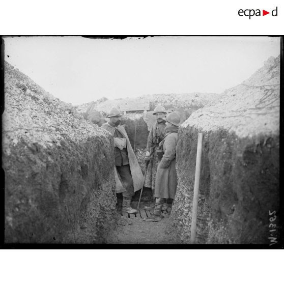 A l'ouest de Souain, deux officiers à l'intersection de deux boyaux. [légende d'origine]