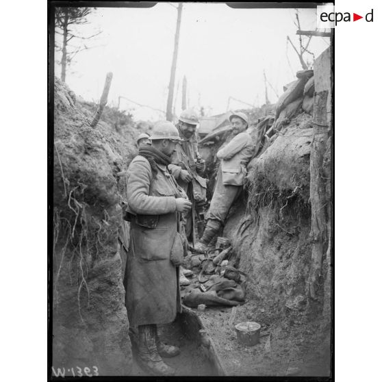 Dans une tranchée de première ligne située près de Souain. [légende d'origine]