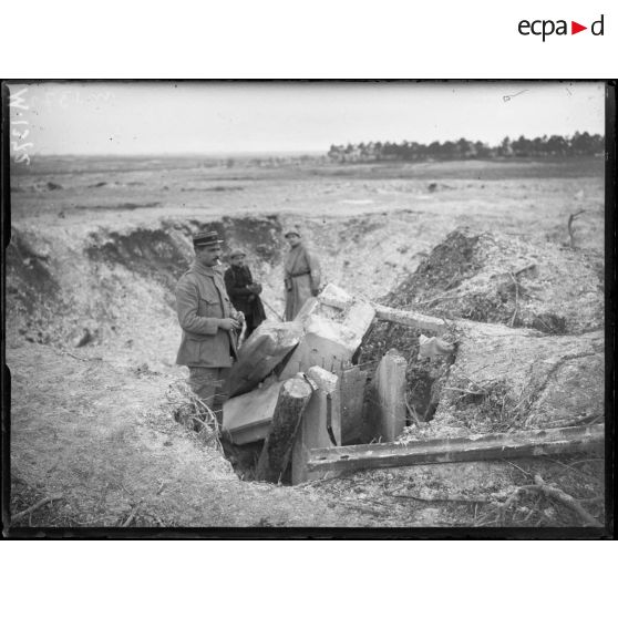 En Champagne, poste d'observation allemand en béton armé démoli par un coup direct de 270, non loin du bois de la Raquette. [légende d'origine]