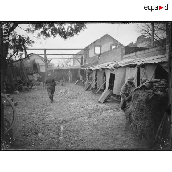 Abri pour le chevaux installé dans les ruines de Suippes. [légende d'origine]