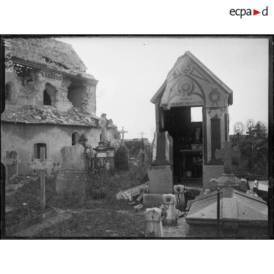 Le cimetière de Prunay bombardé. [légende d'origine]