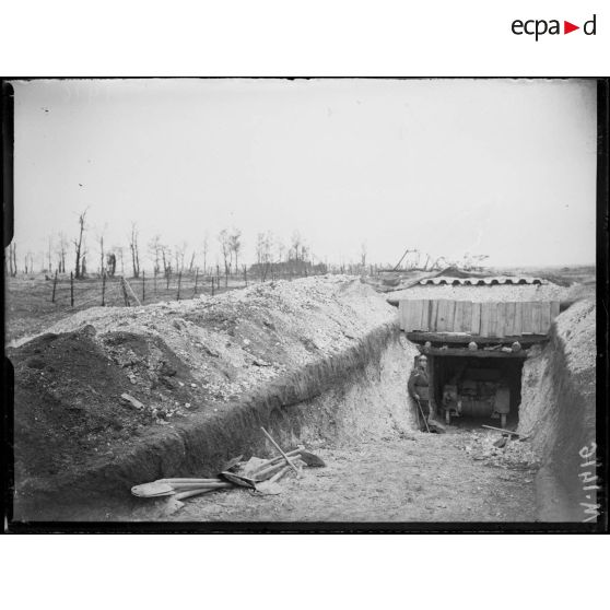 A l'ouest du bois du Boomerang, auto projecteur à 400m des lignes allemandes. [légende d'origine]