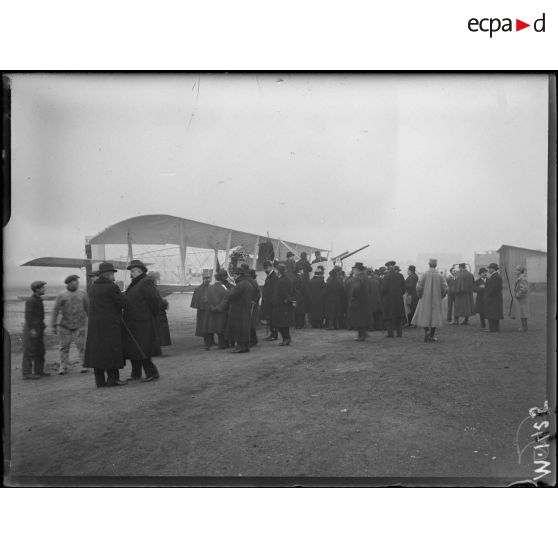 Issy-les-Moulineaux, les journalistes examinentn les avions canons Voisin. [légende d'origine]