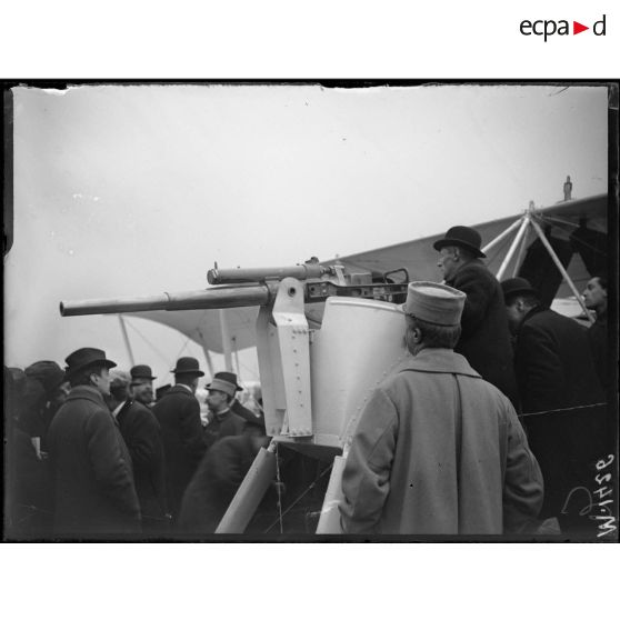 Issy-les-Moulineaux, les journalistes examinentn les avions canons Voisin. [légende d'origine]