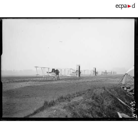 Issy-les-Moulineaux, les journalistes examinentn les avions canons Voisin. [légende d'origine]