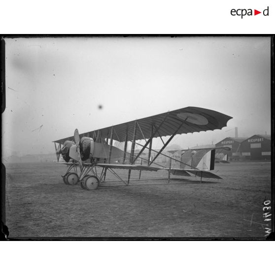 Terrain d'aviation d'Issy-les-Moulineaux, appareil Caudron G-4 bimoteurs. [légende d'origine]