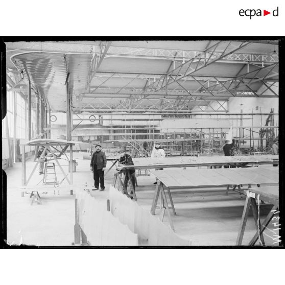 Billancourt, usines Farman, atelier de menuiserie produisant les ailes et les nacelles d'avions. [légende d'origine]