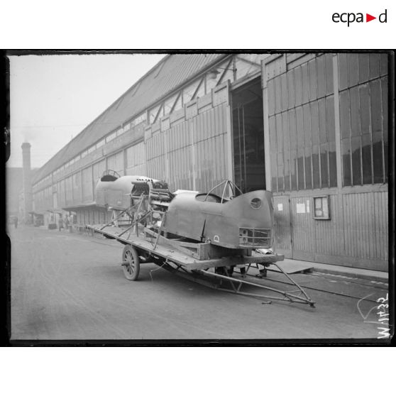 Les chariots utilisés pour le transport des nacelles d'avion aux usines Farman de Billancourt. [légende d'origine]