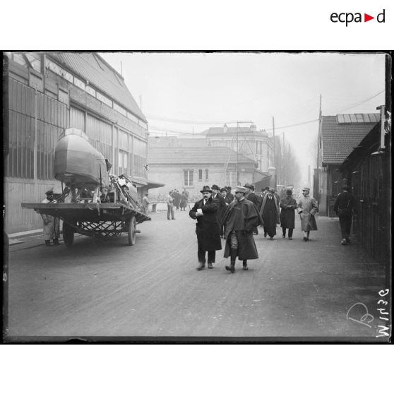 Arrivée des journalistes aux usines Farman de Billancourt. [légende d'origine]