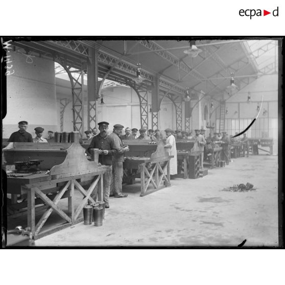 Levallois-Perret, un atelier de l'usine Clerget. [légende d'origine]