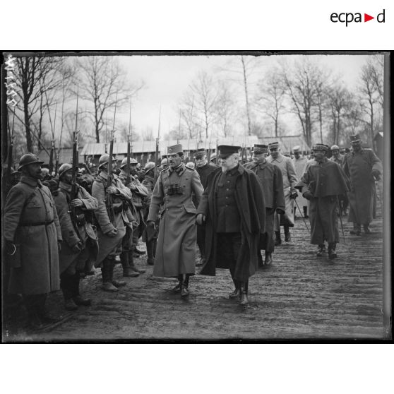 Le Président de la République et le Prince de Serbie visitant un cantonnement établi près du village de Florent dans la Marne. [légende d'origine]