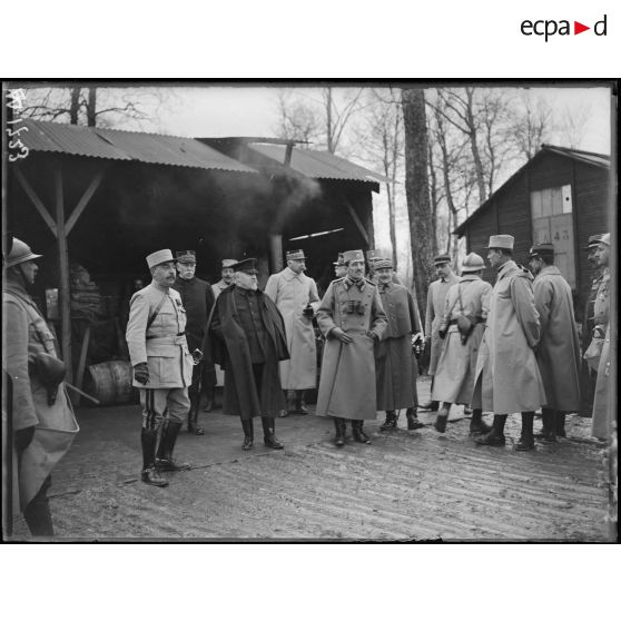 Le Président de la République et le Prince de Serbie visitant un cantonnement établi près du village de Florent dans la Marne. [légende d'origine]