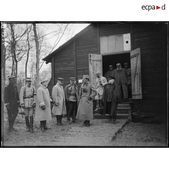 Le Président de la République et le Prince de Serbie visitant un cantonnement établi près du village de Florent dans la Marne. [légende d'origine]