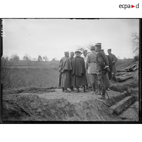 Le Prince Alexandre 1er de Serbie et le Président de la République visitant les défenses de Florent-en-Argonne en compagnie du général Joffre, [légende d'origine]