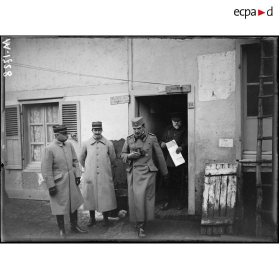 Le Prince Alexandre 1er de Serbie et le Président de la République visitant les défenses de Florent-en-Argonne en compagnie du général Joffre. [légende d'origine]